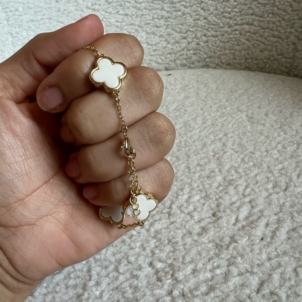 Elegant Gold and White Clover Bracelet - Picture 4 of 8